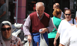 Eskişehir'de doğuştan görme engelli işportacının büyük azmi!