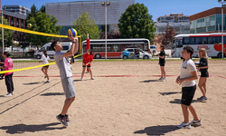 Plaj voleybolu kursu yoğun katılımla başladı