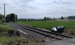 Eskişehir-Denizli seferini yapan yolcu treni traktörü ikiye böldü!