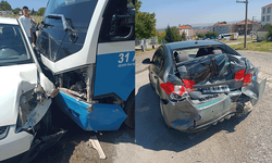 Eskişehir'de freni boşalan minibüs 2 otomobile çarparak durabildi