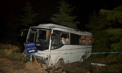 Eskişehir’de polis memurlarını taşıyan midibüs şarampole uçtu: 15 yaralı