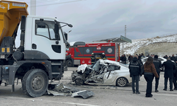 Eskişehir'de kamyonla otomobil kafa kafaya çarpıştı: 1 ölü