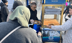 Eskişehir'de hayırsever vatandaş simit dağıttırdı