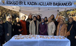 AK Parti Eskişehir Kadın Kolları üyeleri kandil simidi dağıttı