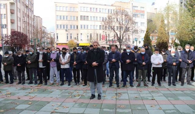 Bursa’daki kazada hayatını kaybeden İHH gönüllüleri için gıyabi cenaze namazı kılındı