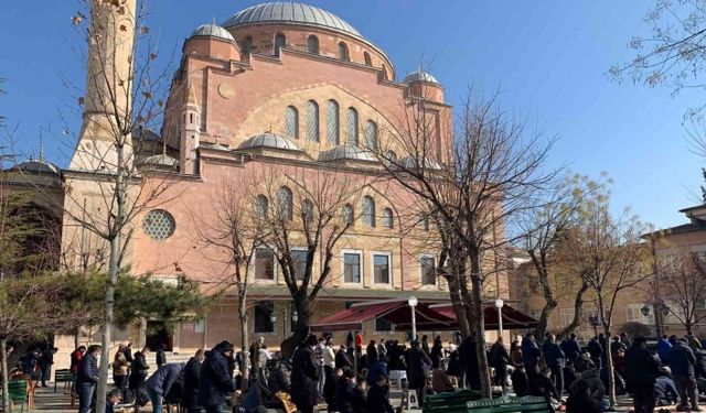 Yılın son Cuma namazında yoğunluk