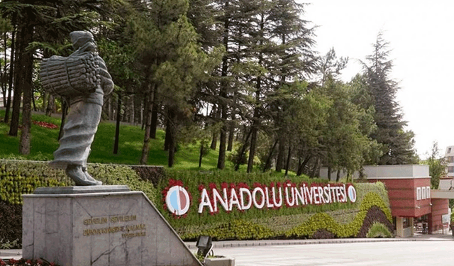 Anadolu Üniversitesi öğrencilere sunduğu imkanlar ile dikkat çekiyor