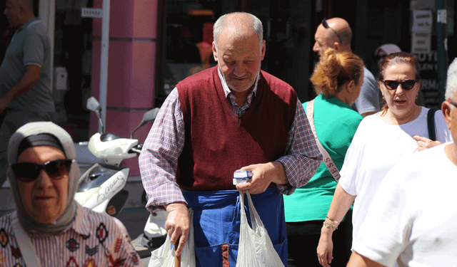 Eskişehir'de doğuştan görme engelli işportacının büyük azmi!