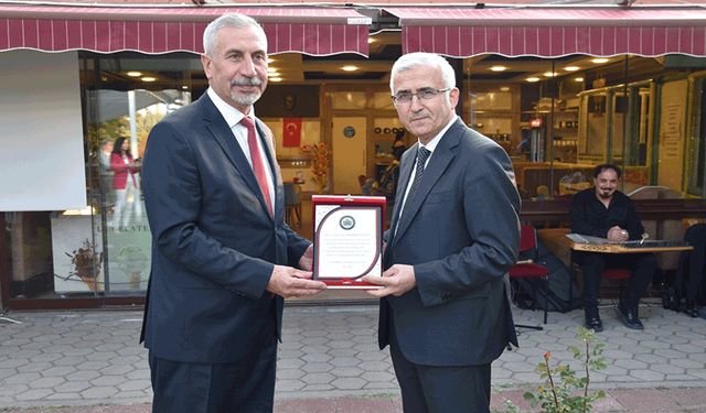 Rektör Çolak'tan emekliye ayrılan Başkan Necmettin Başkut'a plaket