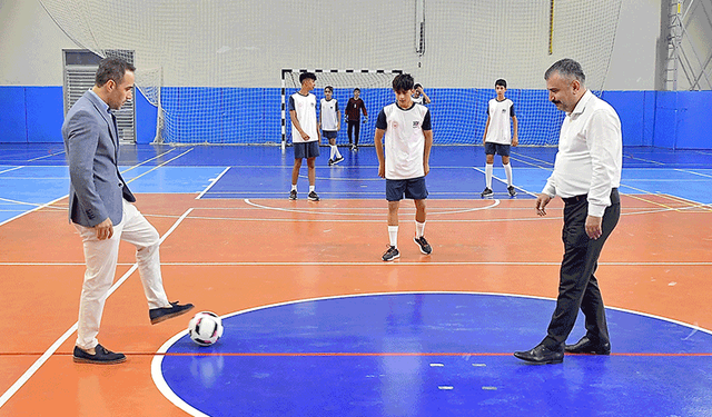 Eskişehir'de futsal turnuvası il müdürlerinin vuruşuyla başladı