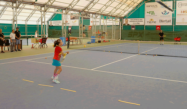 Eskişehir'in kurtuluşuna özel tenis kupası turnuvası tüm heyecanıyla devam ediyor