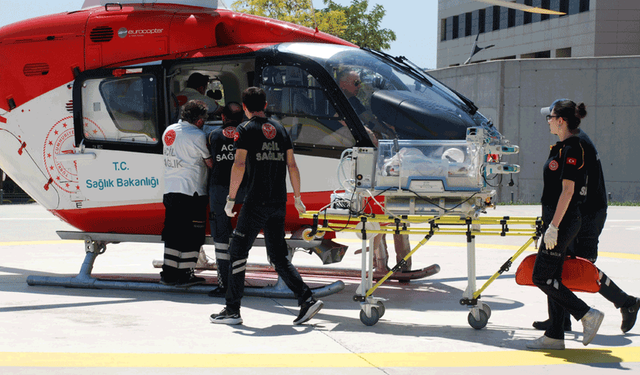 Solunum sıkıntısı çeken prematüre bebek helikopterle Eskişehir'e getirildi