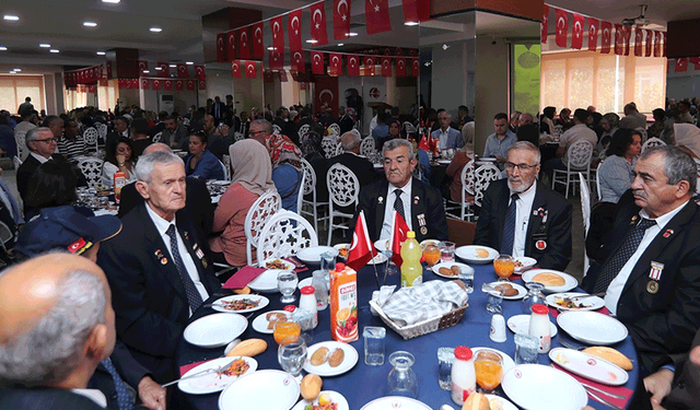 Eskişehir Valiliği Gaziler Günü'nde yemek programı düzenledi