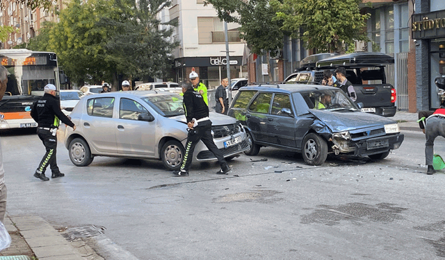 Eskişehir'de iki otomobil çarpıştı: Bir kişi yaralandı