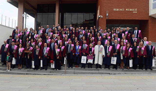 Anadolu Üniversitesi'nde Akademik Performans Ödülleri sahiplerini buldu