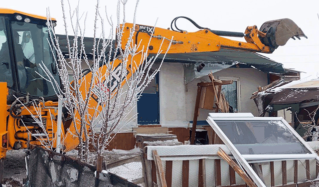 Eskişehir'de tarım arazilerindeki kaçak yapılar yıkılıyor