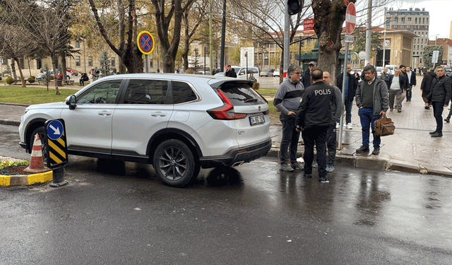 Eskişehir'de kaza: Aracın aynasına çarpan adam yere yığıldı