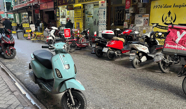 Eskişehir'de park edilen motosikletler yaya trafiğine engel oluyor