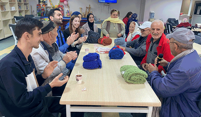 Eskişehir'de üniversite öğrencilerinden huzurevine ziyaret