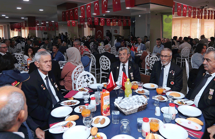 Eskişehir Valiliği Gaziler Günü'nde yemek programı düzenledi