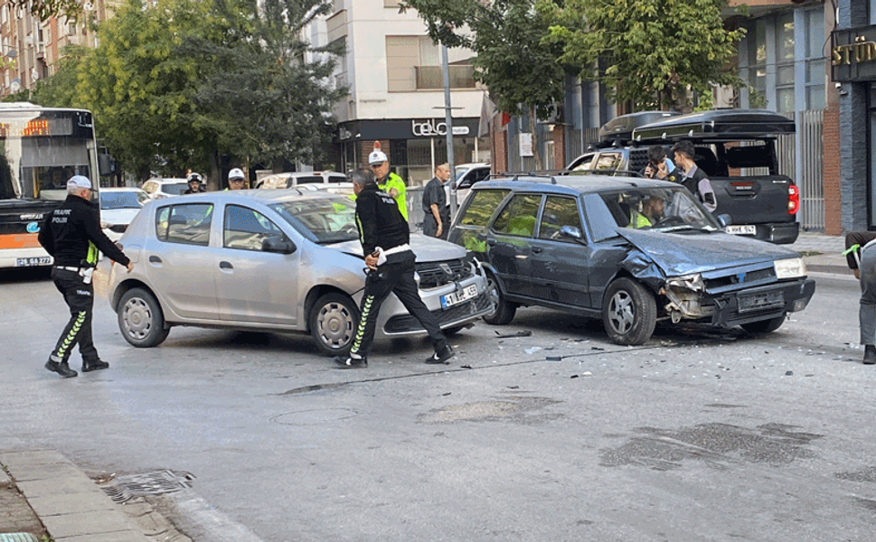 Eskişehir'de iki otomobil çarpıştı: Bir kişi yaralandı